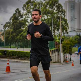 Foto de Eduardo Rodrigues correndo em uma prova de rua